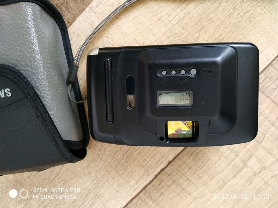 Плёночный фотоаппарат с чехлом *