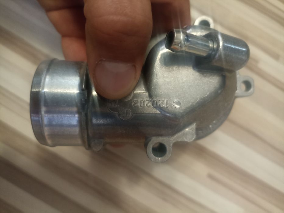 Термостат за w140 s600 m120 двигател нов.