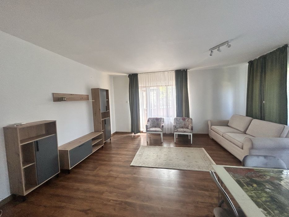 Vând apartament cu parcare proprie