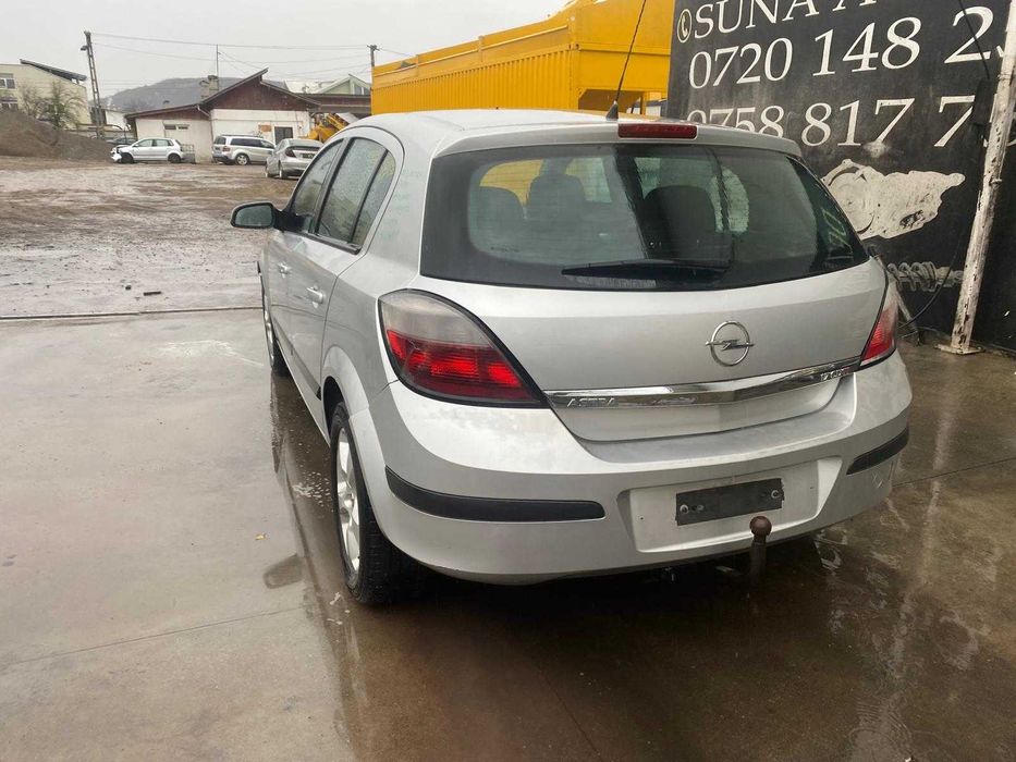 dezmembrez opel astra H 1.7 euro 3/capota astra h/usa astra h