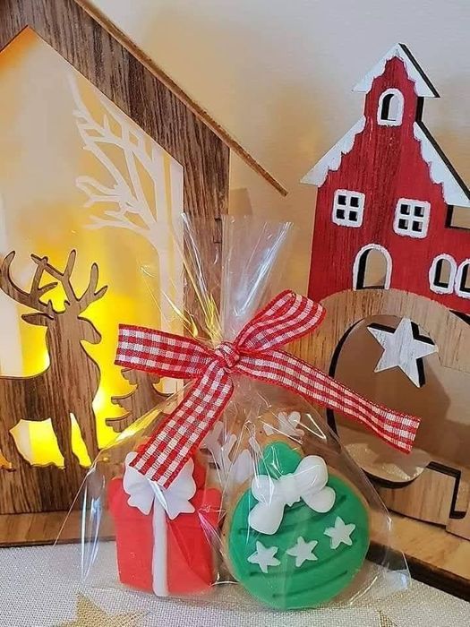 Кутии с ръчнодекорирани сладки за  Коледа