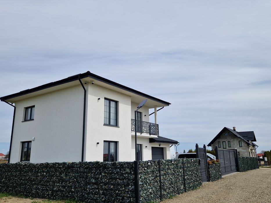 Casa la rosu în Marginea