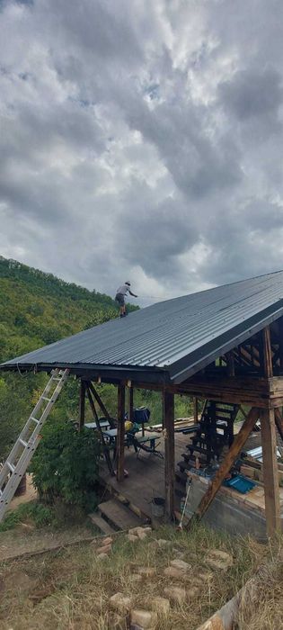 Продава се екологичен проект от 12 710 кв. м. с две нови дървени къщи.