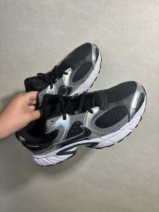 кроссовки Nike. .