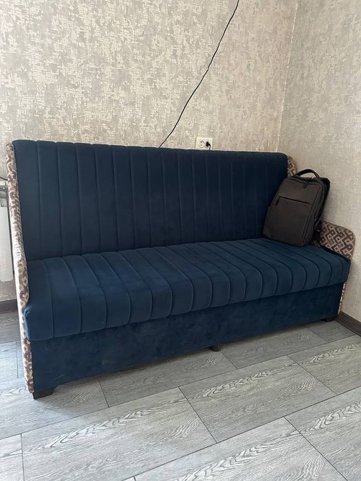 Диван ва стол кафе учун