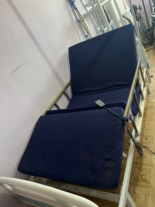 Медецинская кровать многофункциональный с пультом управления