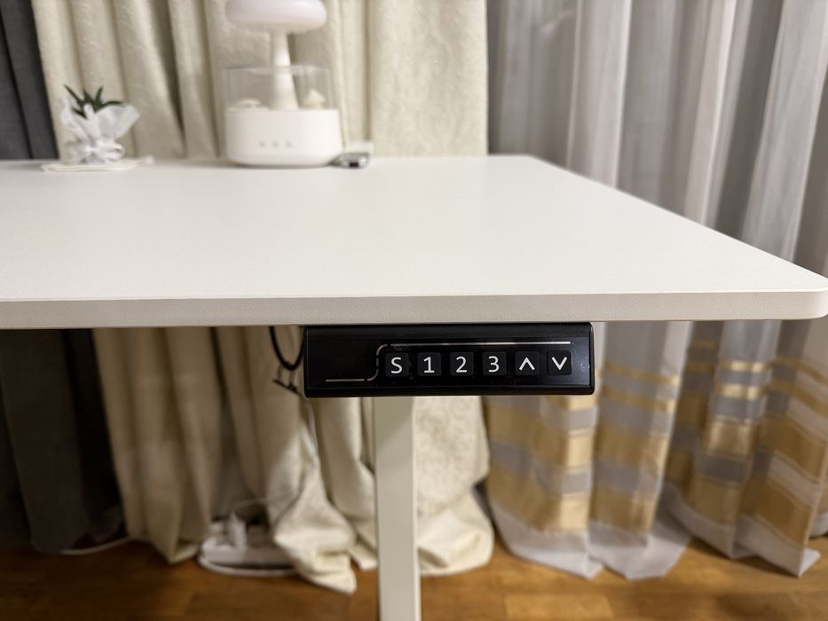 Компютърна маса с опция за настройване на височина