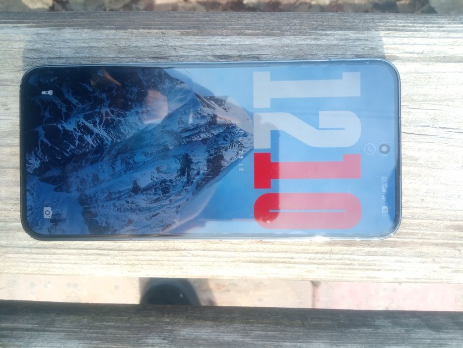 Почти новый xiaomi 13