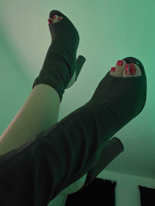 Елегантна рокля с обувки за повод