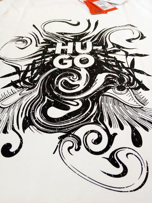 Hugo Boss тениски в бял вариант - ТОП модел за сезона ! ! !