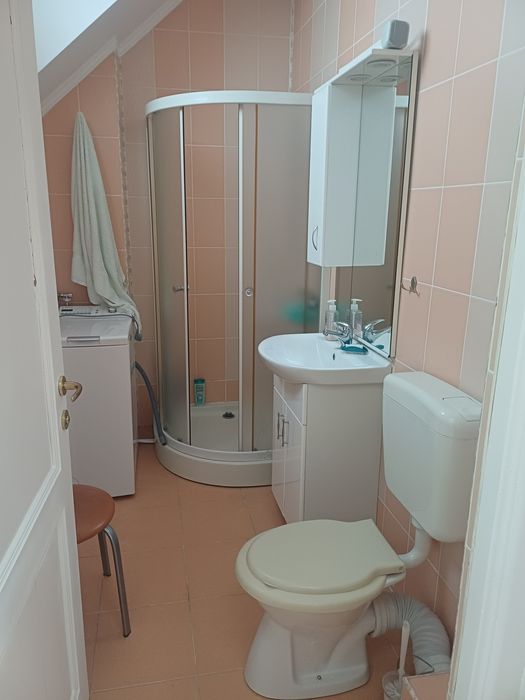 Inchiriez camere la casa