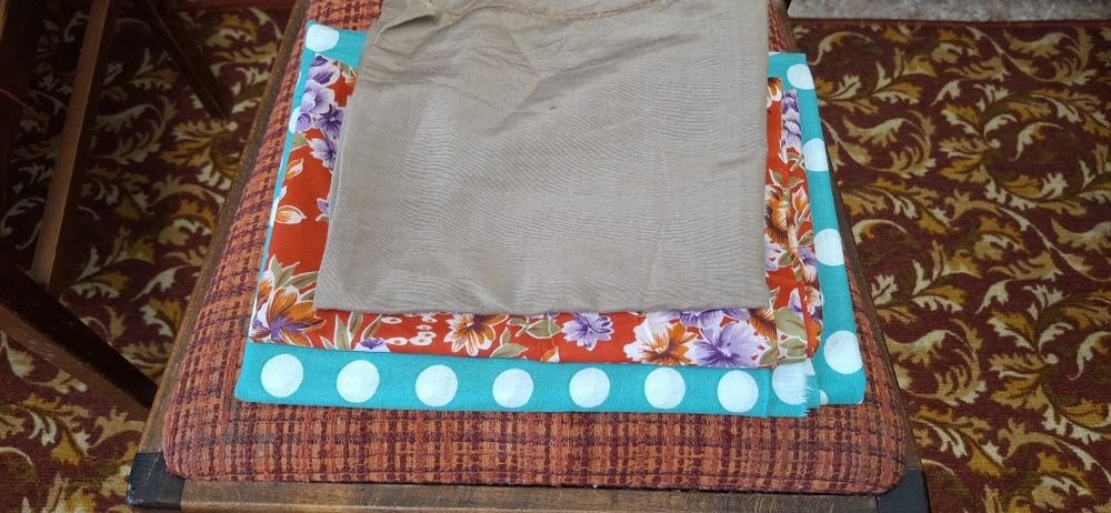 Отрезы тканей различных размеров тканей