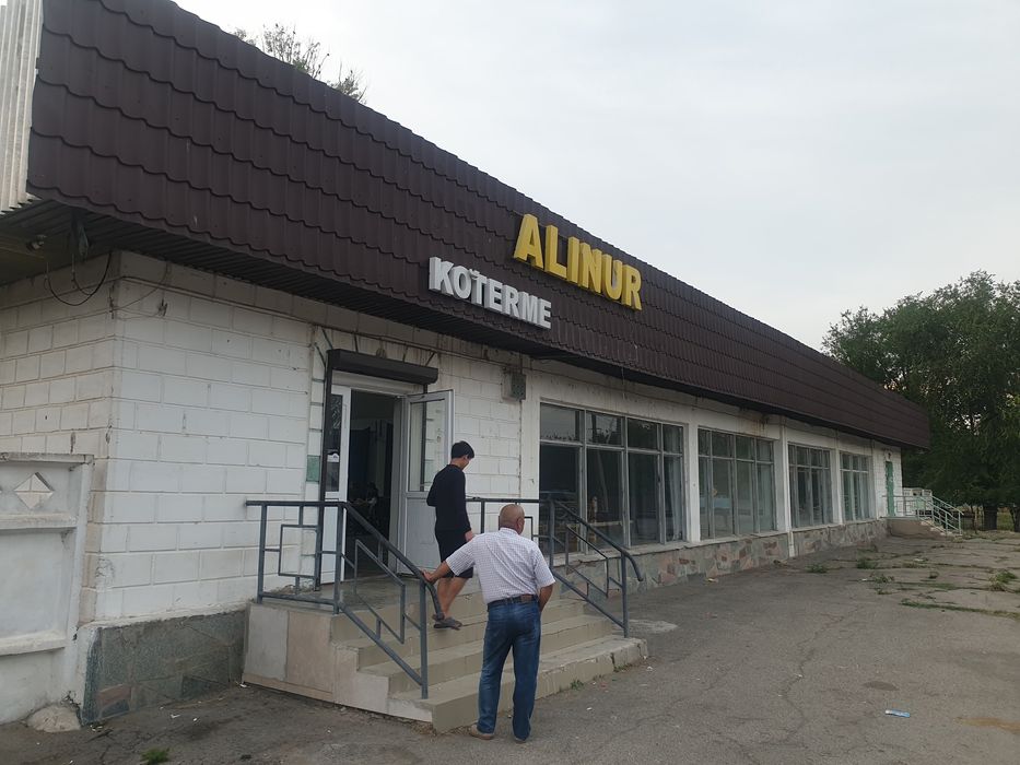 Отдельно стоящая здания. Вдоль дороги