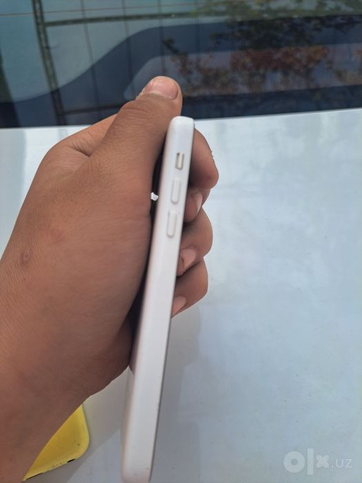 iPhone 5 c sotiladi oqi ideal lekin batarekasi yoq holos