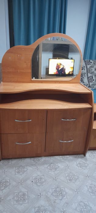 Продам стол и тумбочки