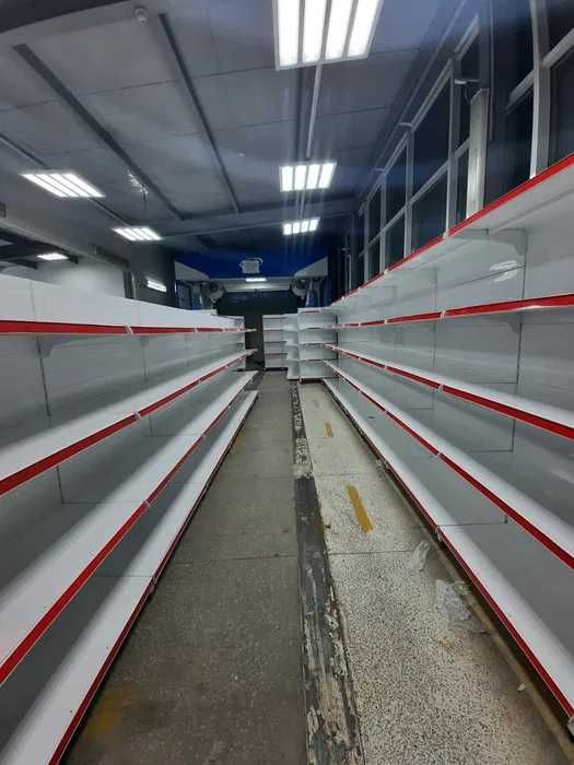 Металлические пристенные полки, витрины стеллажи торговые для магазина