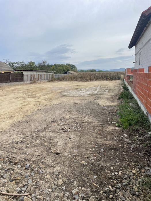 Teren intravilan cu front la 2 strazi. Suprafata de 5500 mp