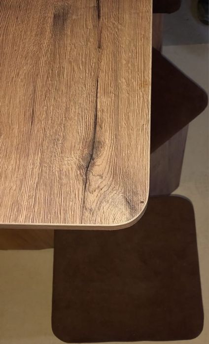 Стол и3 табуретки.