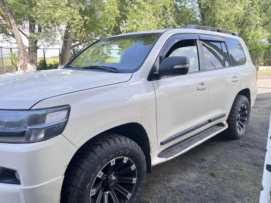 Автомобиль toyota land cruiser 200