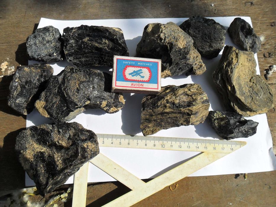 Жаманшинит ( метеорит образовал при ударе) импакт кратера Жаманшин.