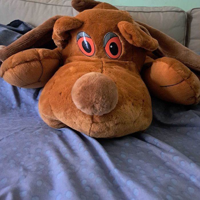 Голяма плюшена играчка куче