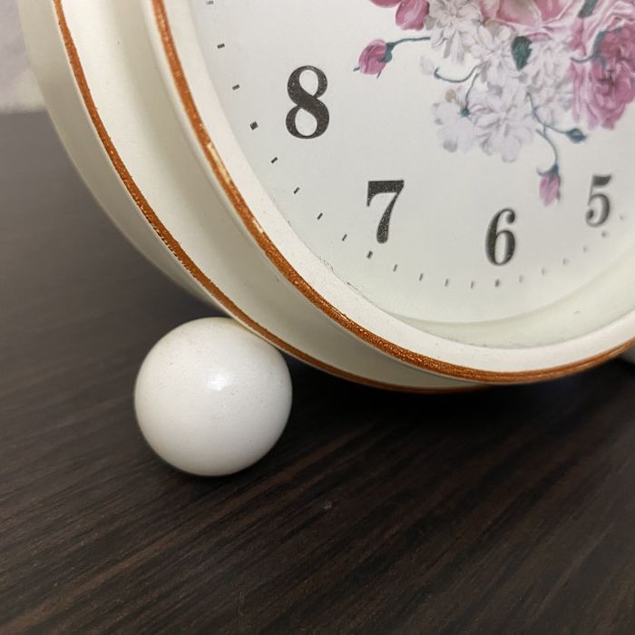 Часы-будильник на батарее