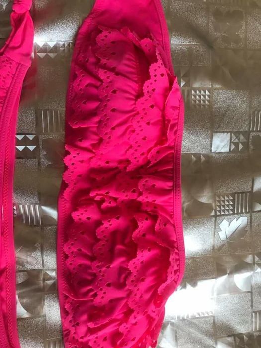 Неонов розов бански Топ Модел с малки нежни къдрички и връзки 2части