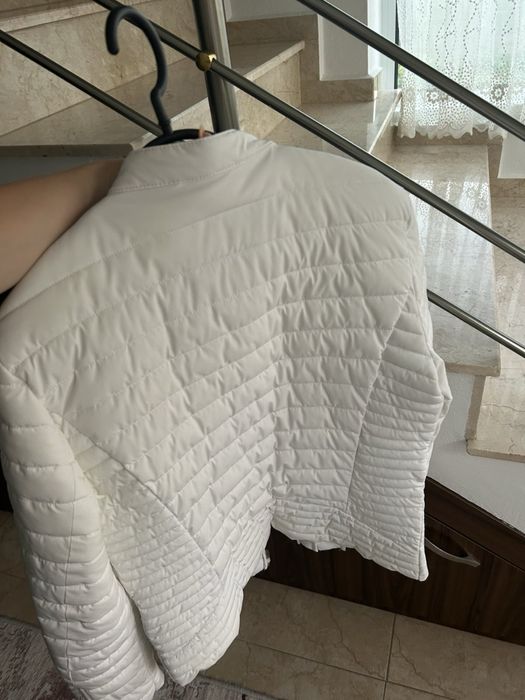Продавам яке на марката GUESS, размер M. Носено само веднъж, без никакви забележки. Цена: 50 €.