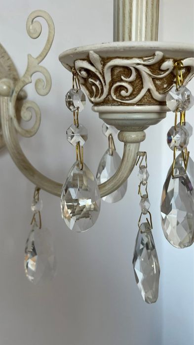 Set 5 aplice de perete , finisaj alb antichizat. metal+cristale