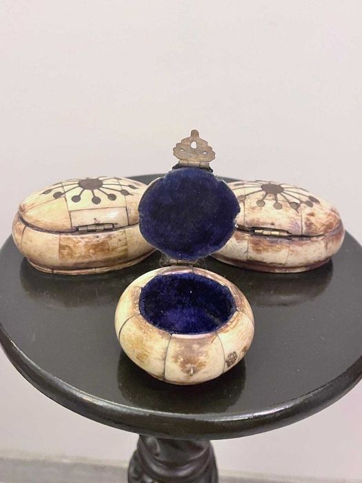 Set trei casete si o scrumiera sidef bibelouri bibelou figurine ieftine deosebite
