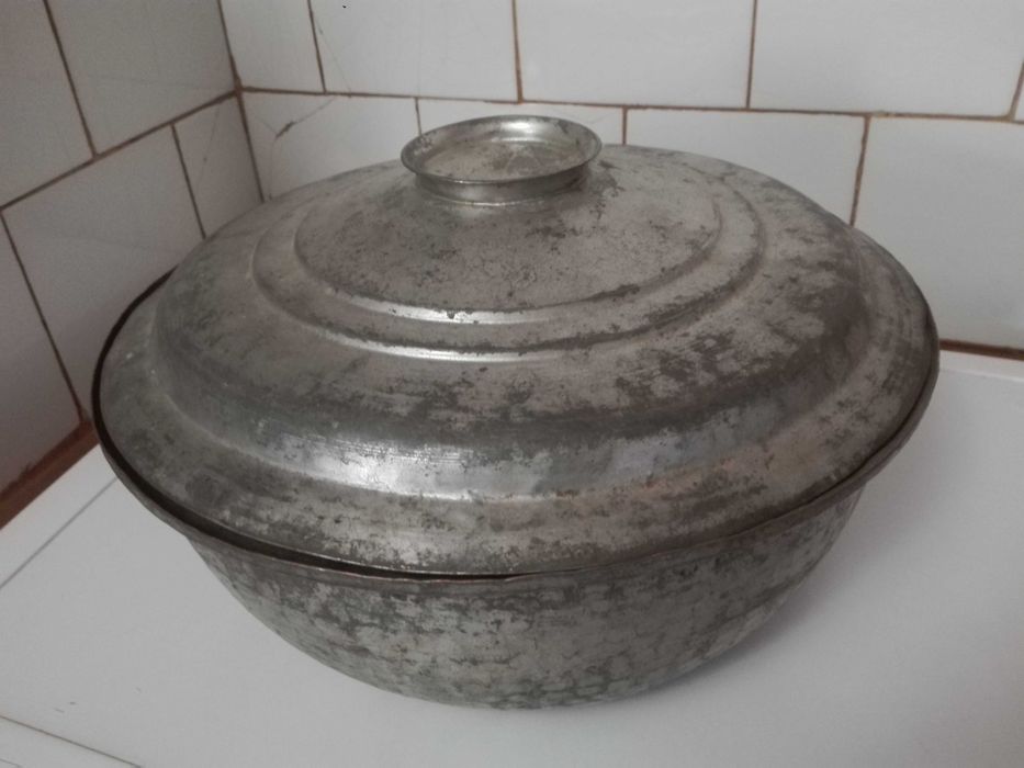 Затварячка за буркани и медни чиния и тенджера .