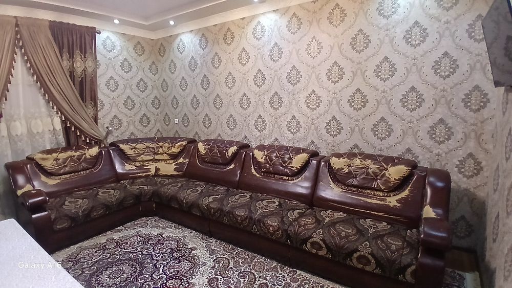 Уголок для зала сотилади