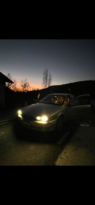 Jaguar X-Type.