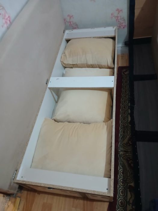 Диван раскладной с подушками