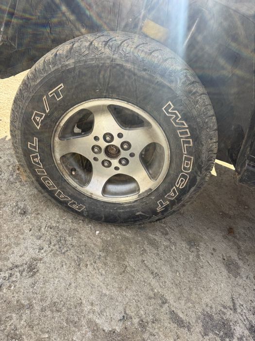 Гуми с джанти от чероки