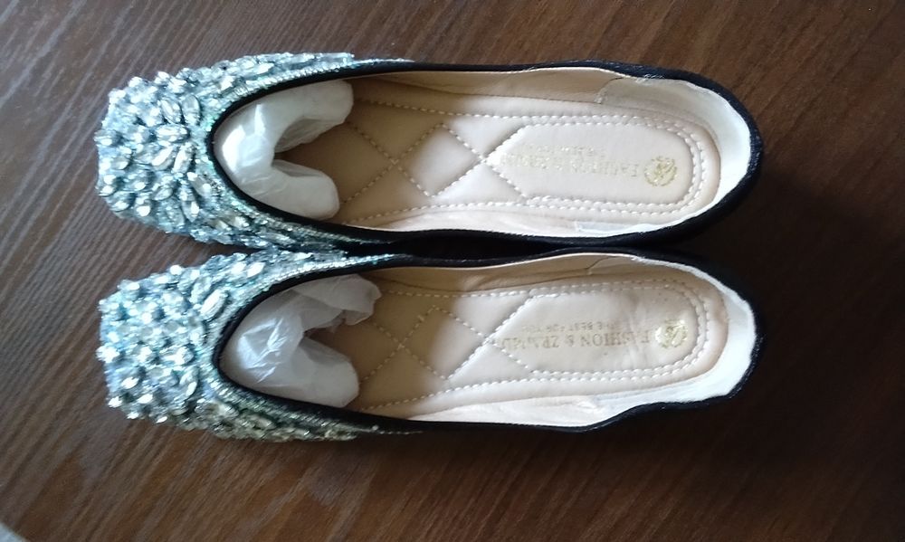 Продаю туфли нарядные новые