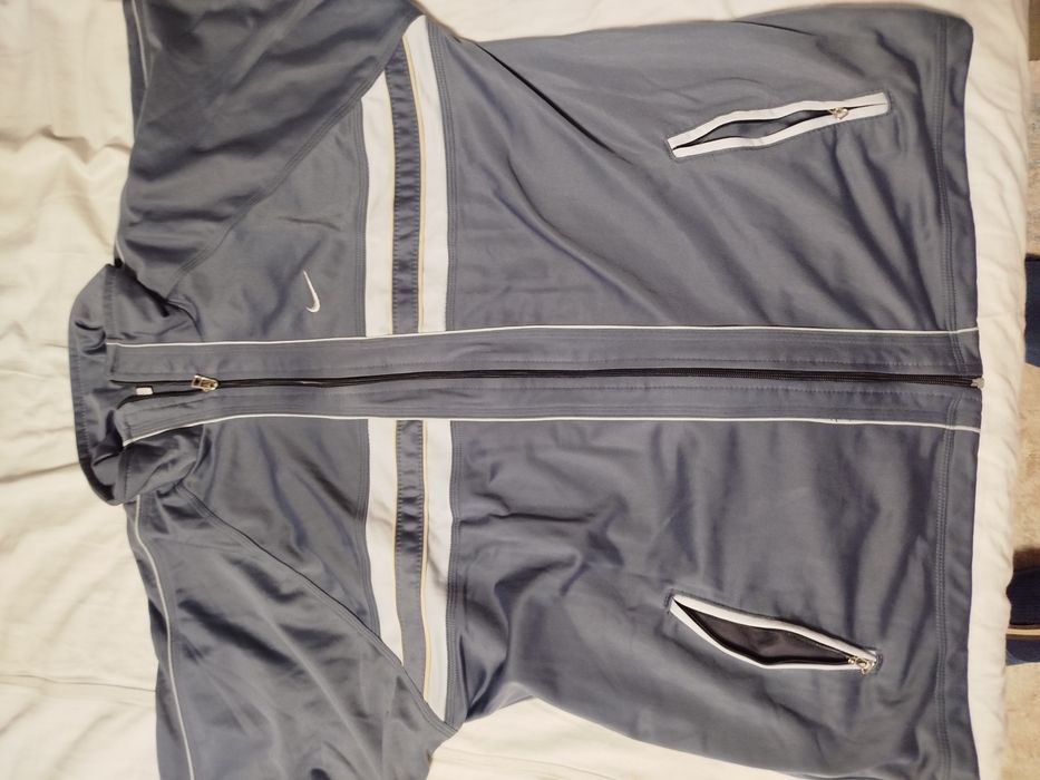 Продавам анцунг " Nike" L