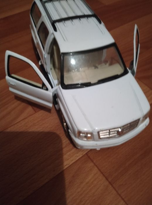 Машинки железные  бу масштаб 1 24