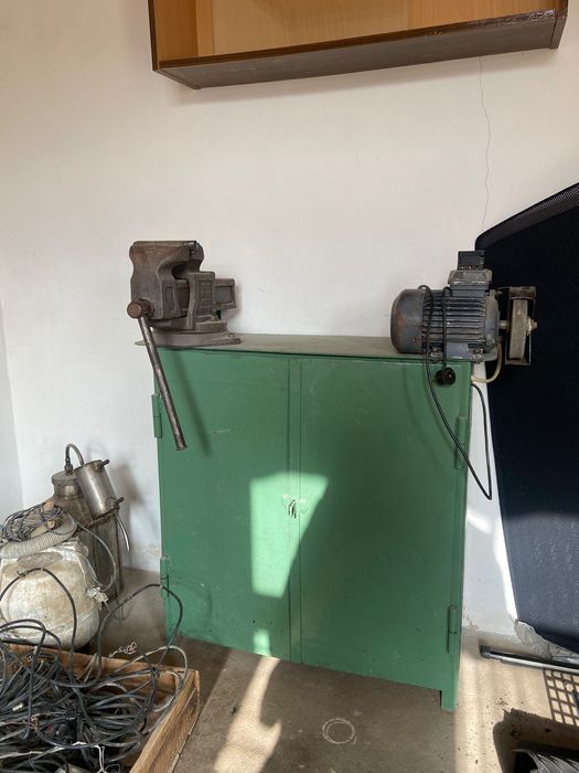 Слесарные тиски, точильный станок,металлический шкаф инструментальный