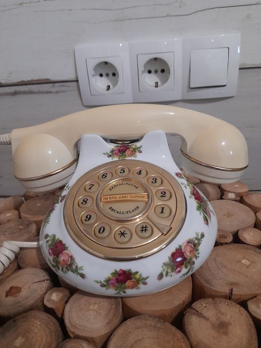 Порцеланов телефон на Royal Albert