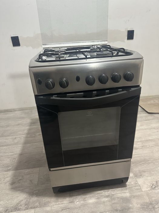 Продам газ плиту indesit