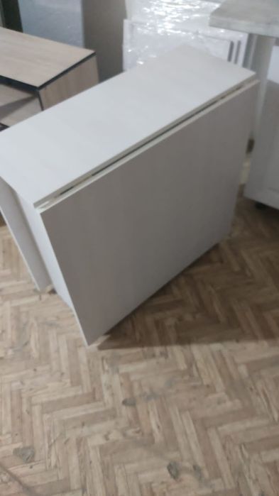 Распродажа новых стол книжек