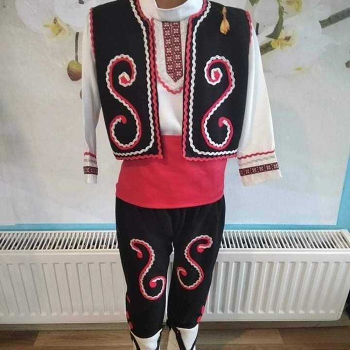 Народна носия със ширити за момче