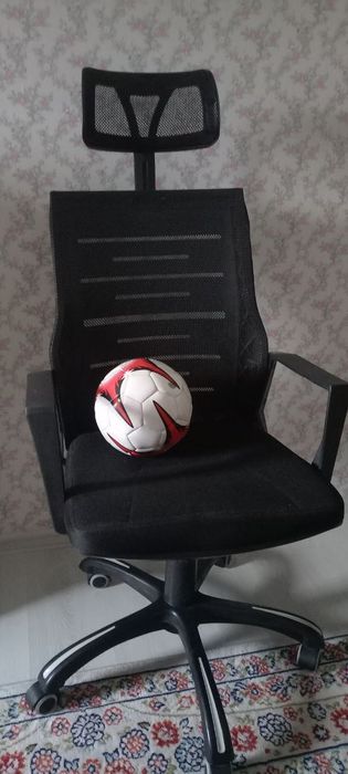 Офисное кресло с подголовником