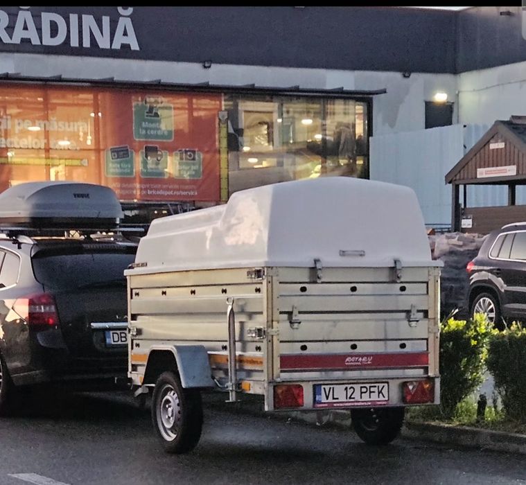 Remorcuta cu capac inmatricula