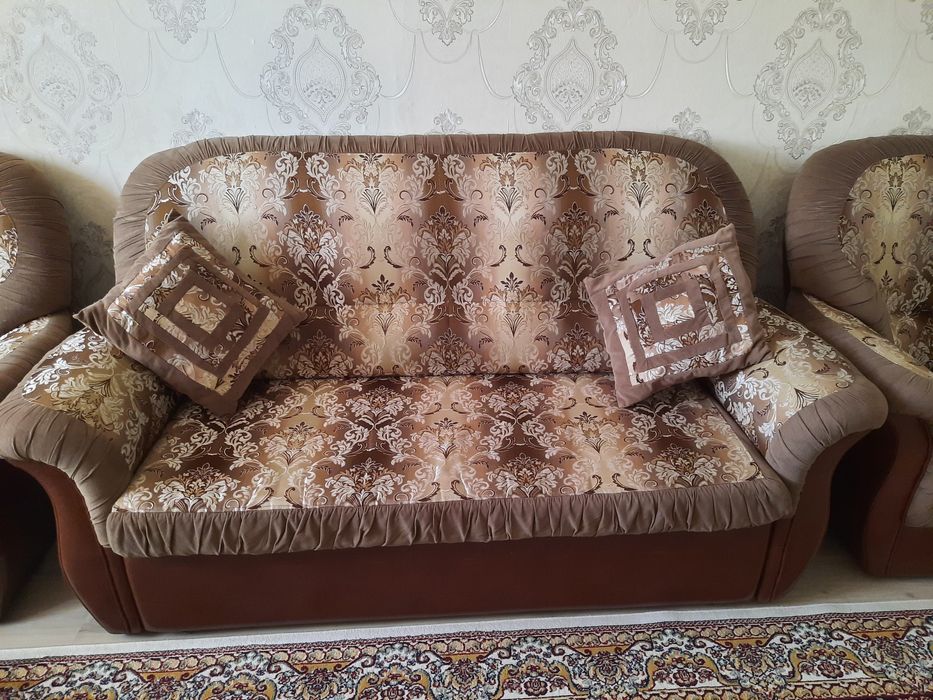 Продам диван с двумя креслами