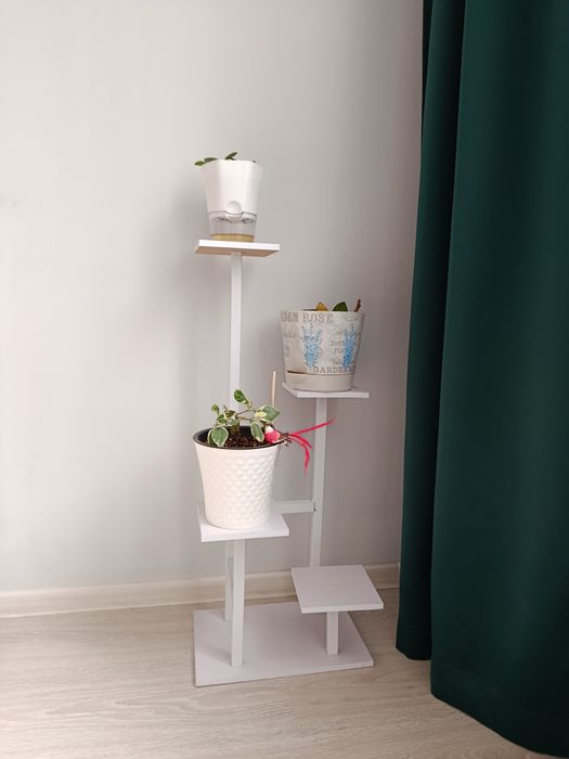 Полка для цветов белого цвета