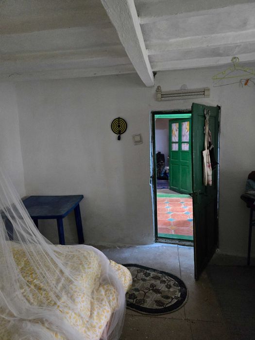 Vind casa taraneasca  linga Bucuresti  1000mp la 2 min de Lac