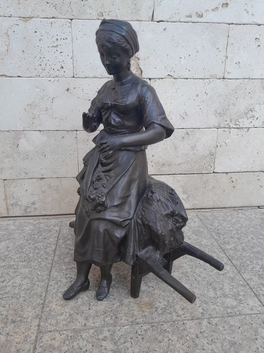 Statueta veche din antimoniu