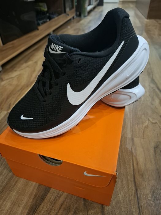 Дамски маратонки Nike Revolution 8